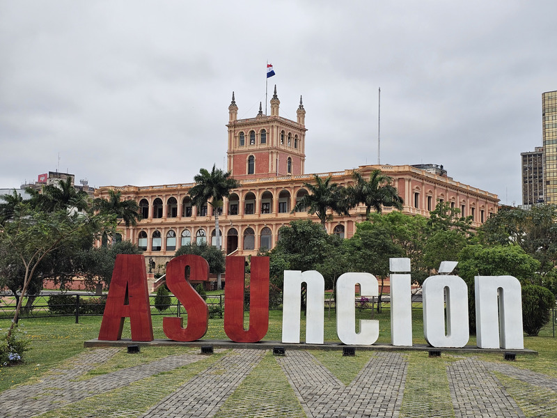 Palacio de los López and Asunción sign